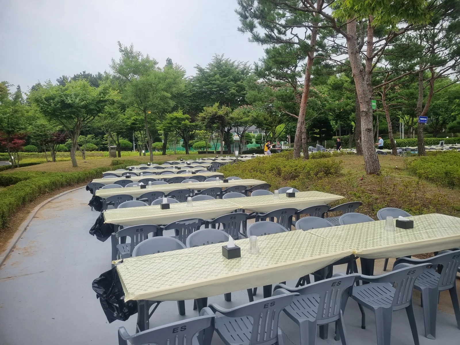 급수 · 음료 공간 — 생수 보관 아이스박스와 테이블