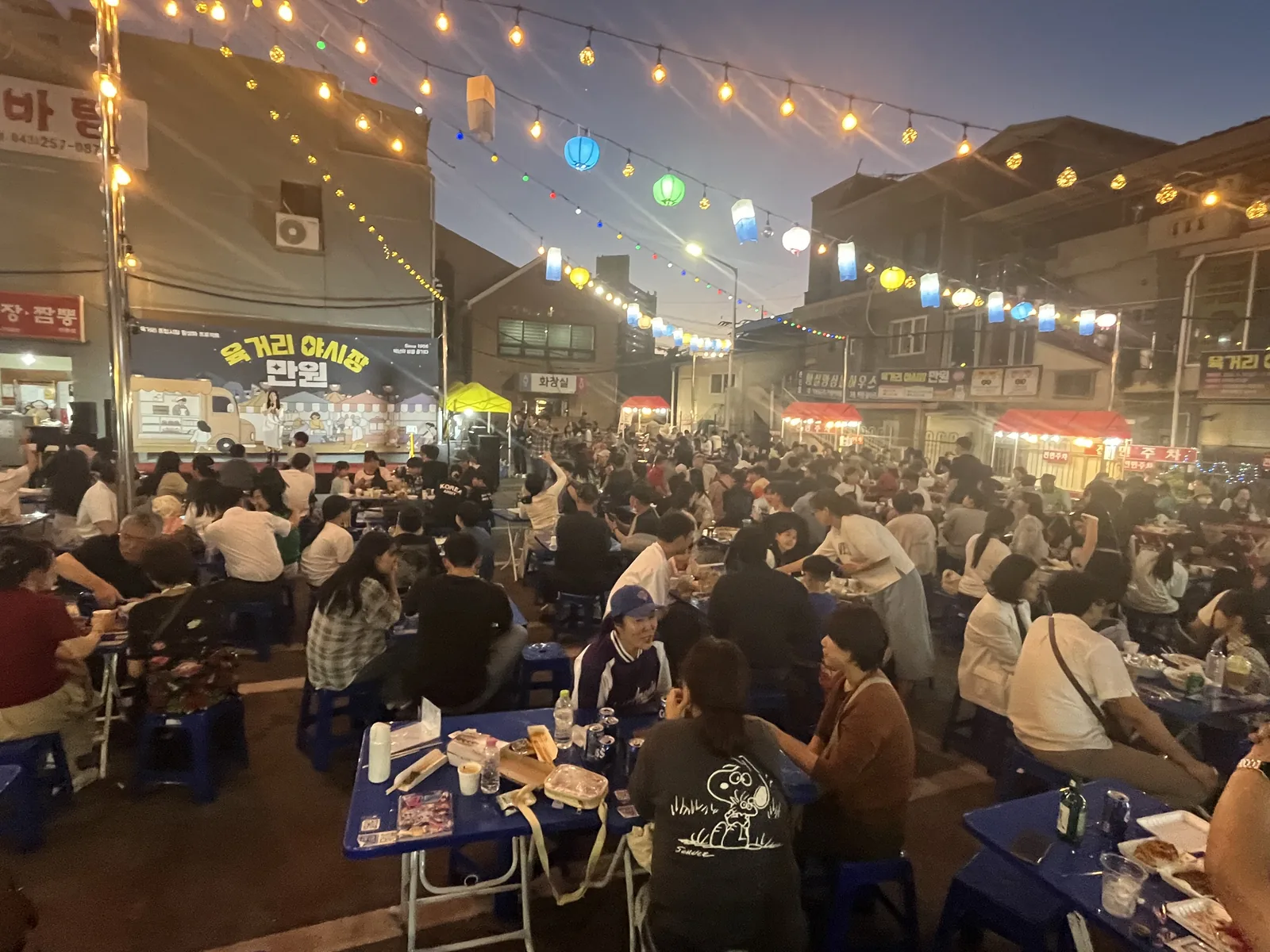 야간 먹거리 존 — 테이블마다 사람이 찬 시간대