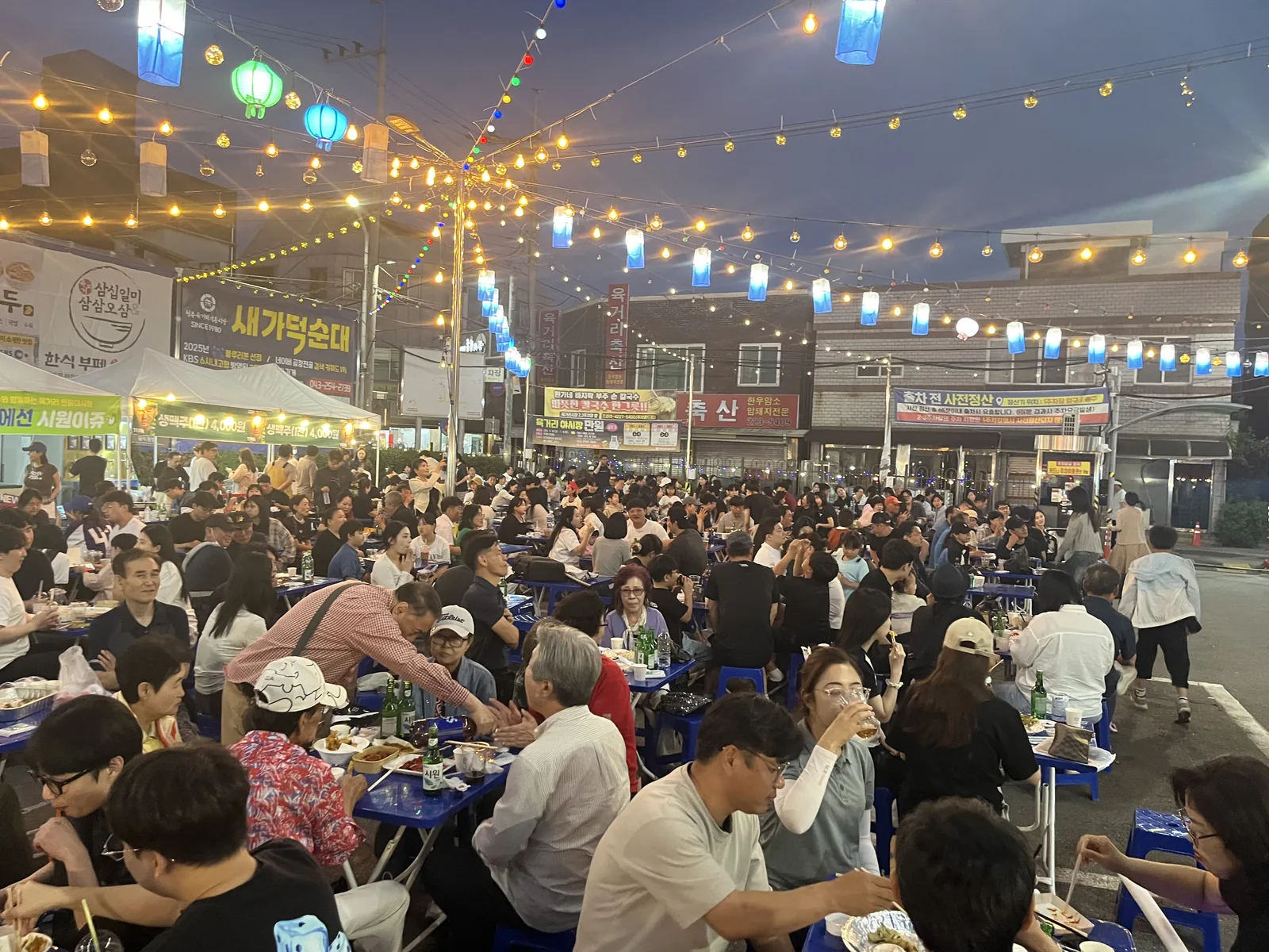 스트링 라이트 아래 먹거리 테이블 배치