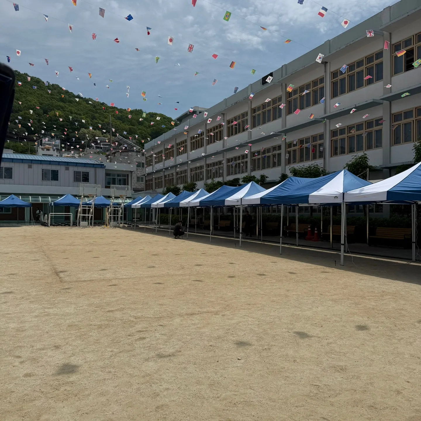 충주 고등학교 운동회 — 학년별 파란 천막과 만국기