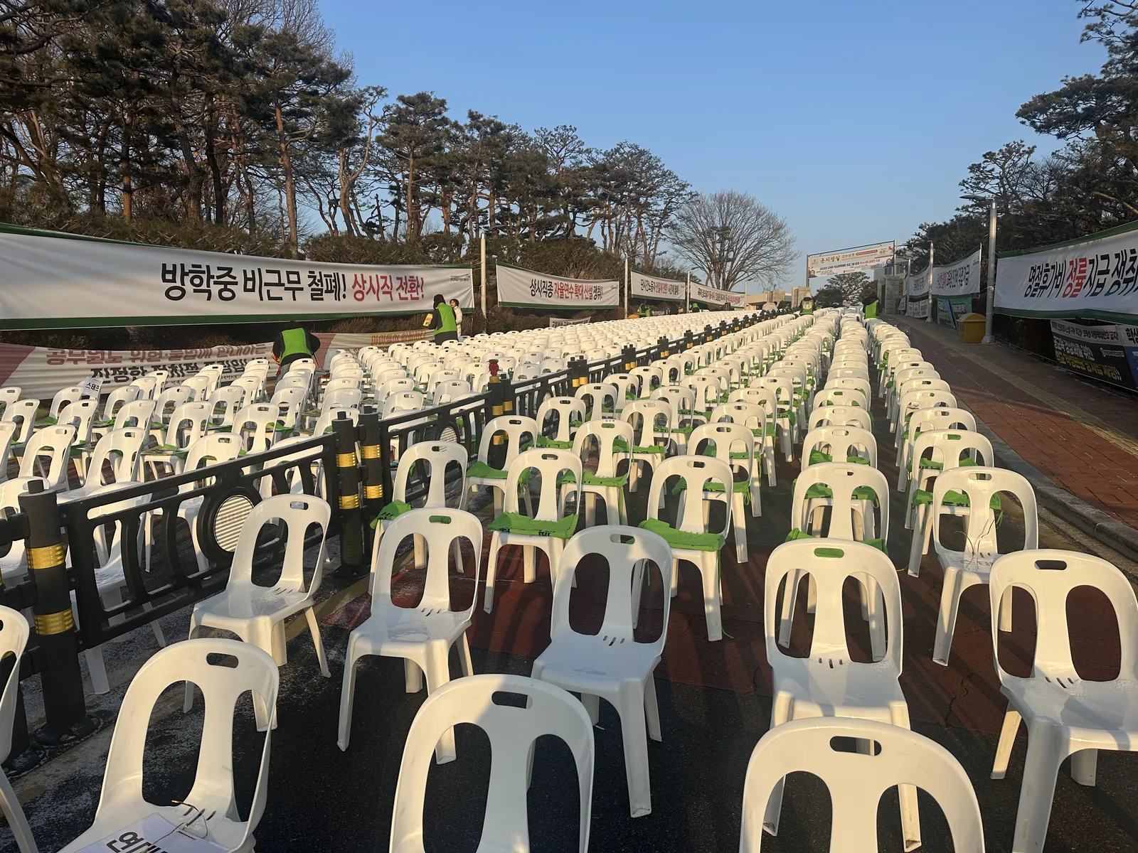 야외 기념식 — 흰 의자 수백 개를 줄 맞춰 놓은 관람석